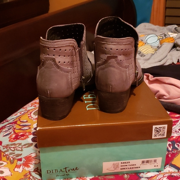 Boots - Picture 4 of 6